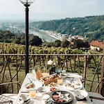 Tri Lucke & Restaurant فندق