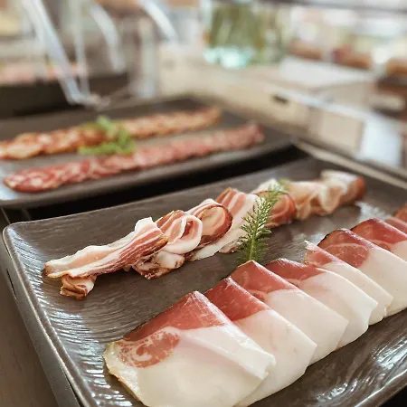 Tri Lucke & Restaurant Otel *