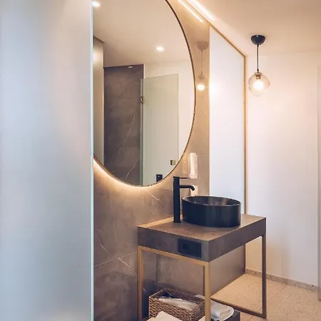 Tri Lucke & Restaurant Szálloda